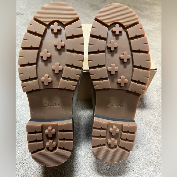 Clarks Women’s size 7 flat/loafer, tan suede, worn once - Picture 6 of 7